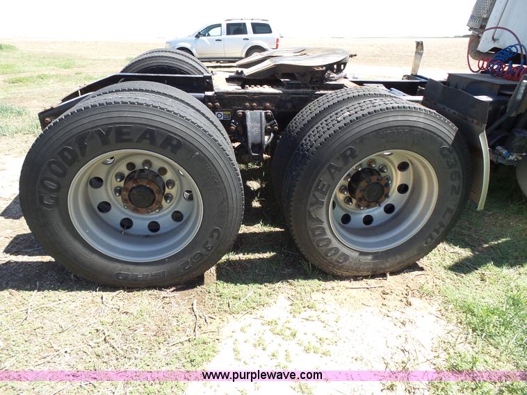 image for item J4098 2007 Peterbilt 386 semi truck