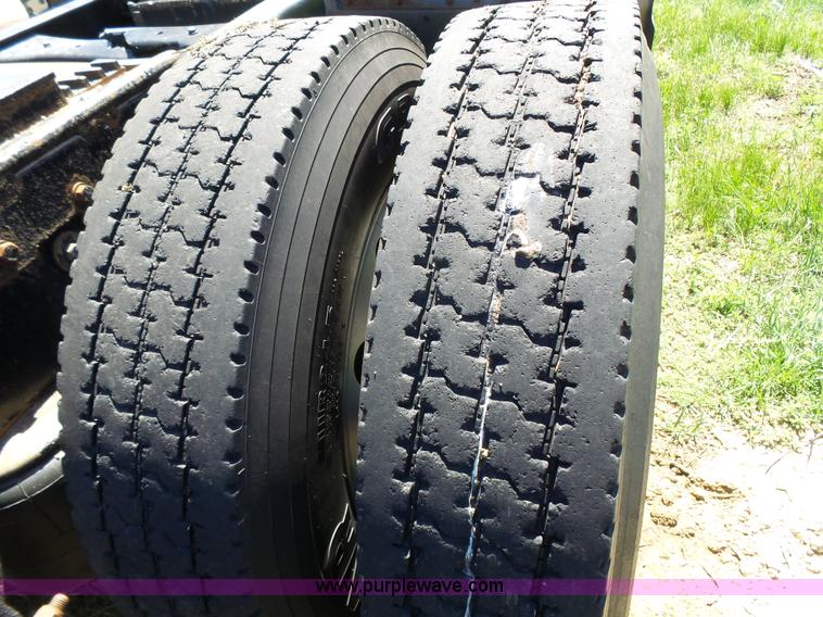 image for item J4098 2007 Peterbilt 386 semi truck