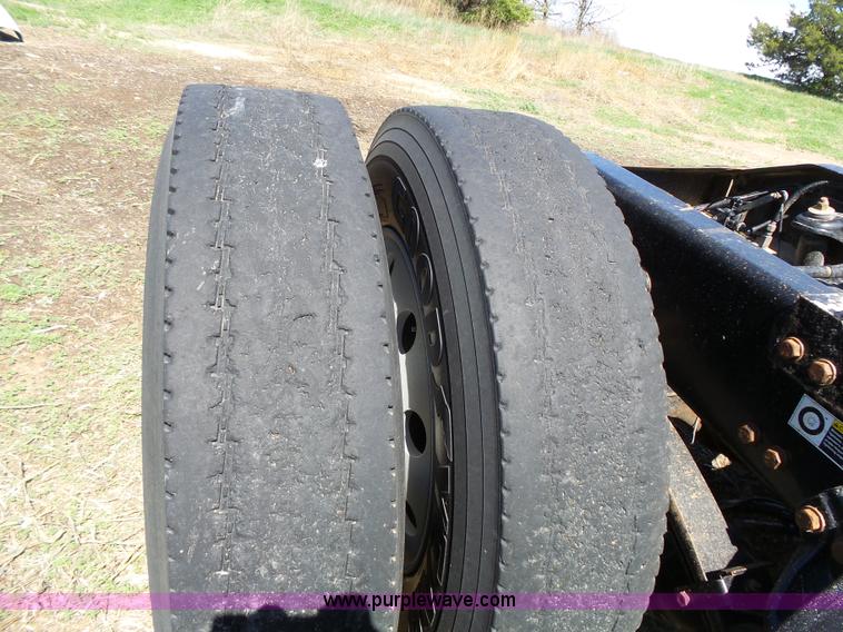 image for item J4098 2007 Peterbilt 386 semi truck