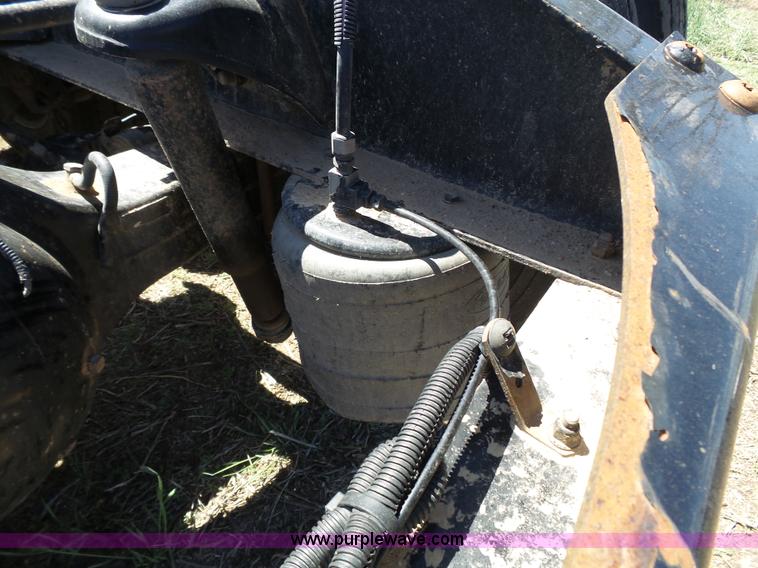 image for item J4098 2007 Peterbilt 386 semi truck