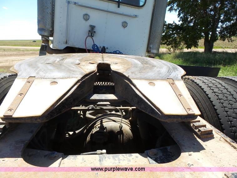 image for item J4098 2007 Peterbilt 386 semi truck