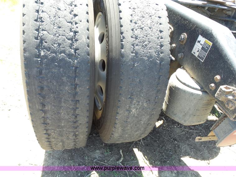 image for item J4098 2007 Peterbilt 386 semi truck