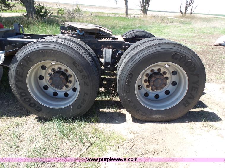 image for item J4098 2007 Peterbilt 386 semi truck