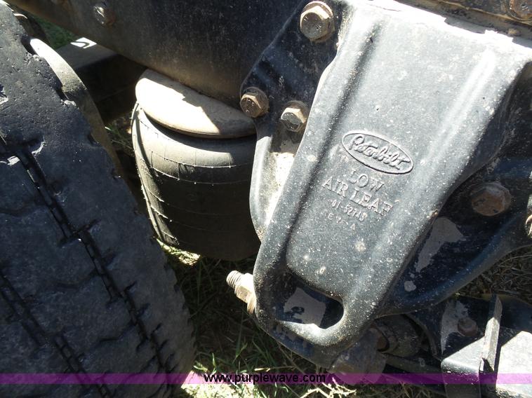 image for item J4098 2007 Peterbilt 386 semi truck