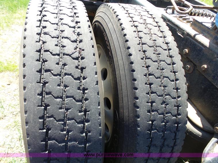 image for item J4098 2007 Peterbilt 386 semi truck