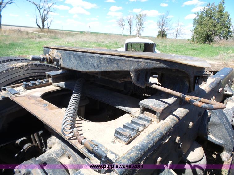 image for item J4098 2007 Peterbilt 386 semi truck