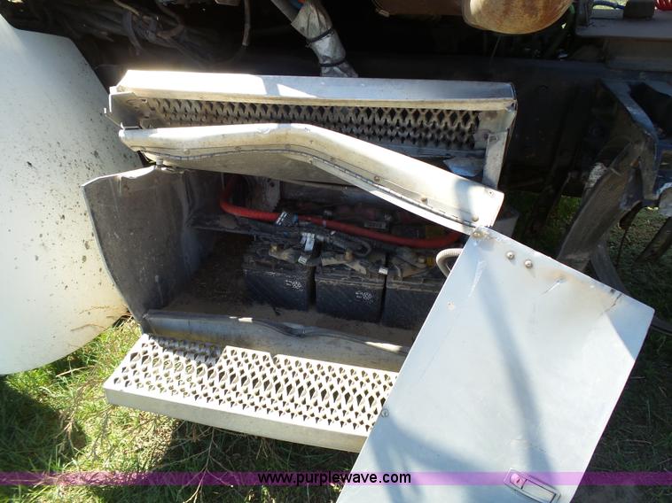 image for item J4098 2007 Peterbilt 386 semi truck