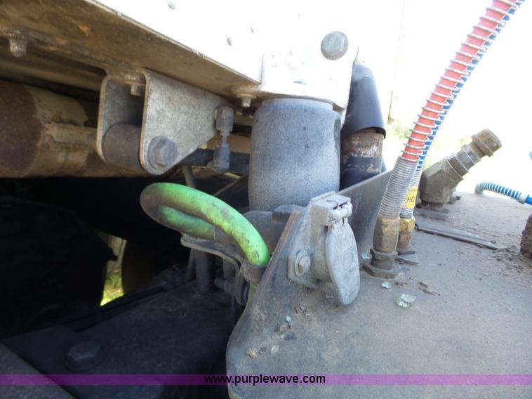 image for item J4098 2007 Peterbilt 386 semi truck