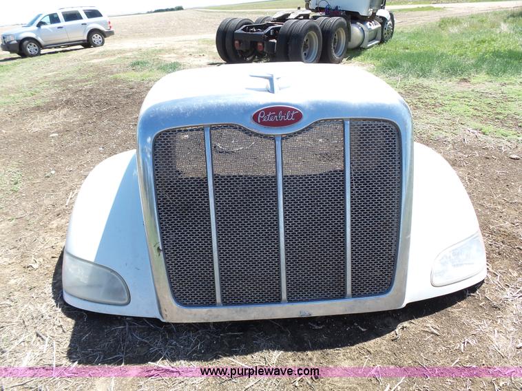 image for item J4098 2007 Peterbilt 386 semi truck