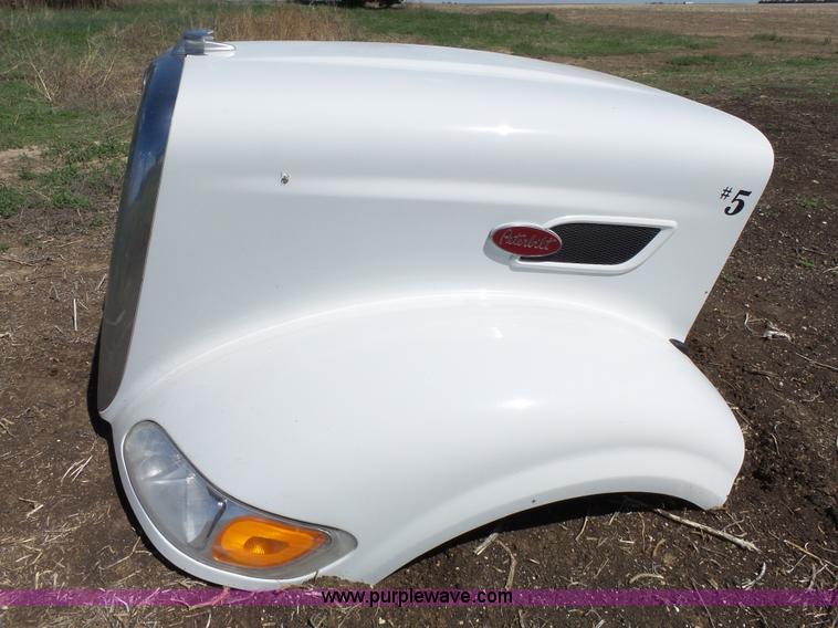 image for item J4098 2007 Peterbilt 386 semi truck