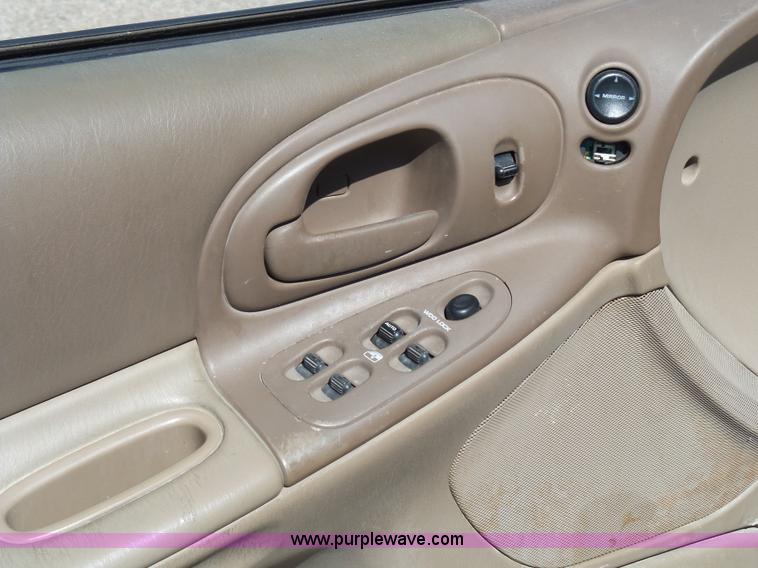 image for item J4937 2002 Dodge Intrepid SE