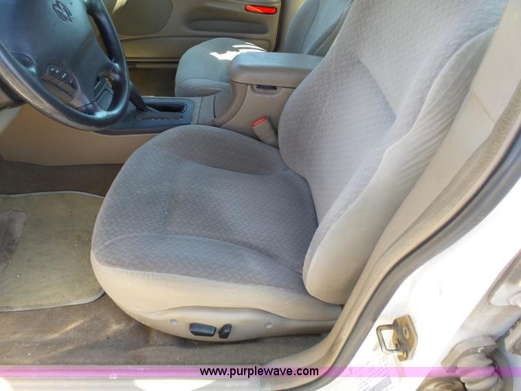 image for item J4937 2002 Dodge Intrepid SE