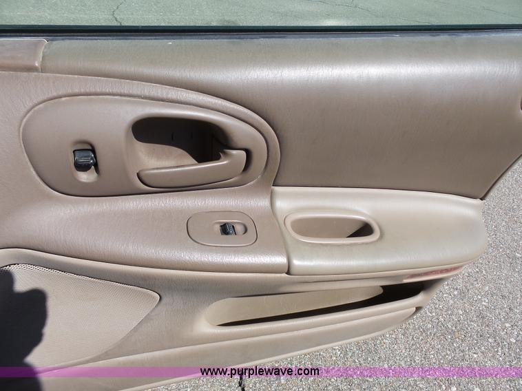 image for item J4937 2002 Dodge Intrepid SE