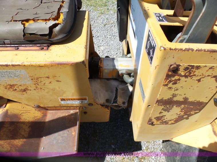 image for item J7527 1995 Case Maxi-Sneaker C rock saw