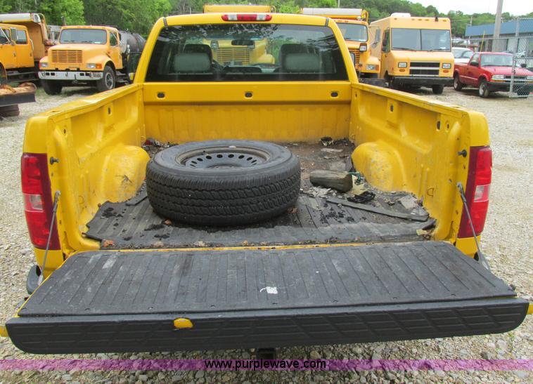 image for item K1405 2007 Chevrolet Silverado 1500 pickup truck