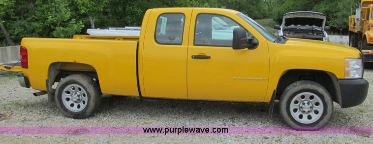 image for item K1405 2007 Chevrolet Silverado 1500 pickup truck