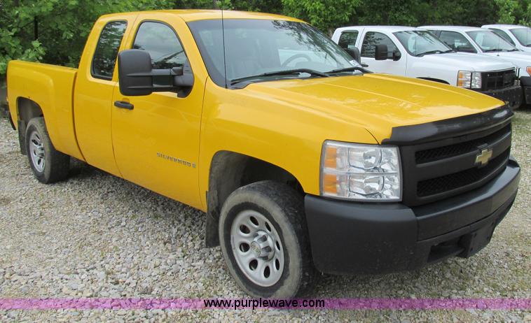 image for item K1405 2007 Chevrolet Silverado 1500 pickup truck