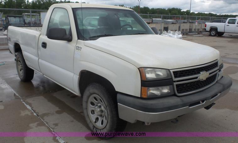 image for item K4720 2006 Chevrolet Silverado 1500 pickup truck