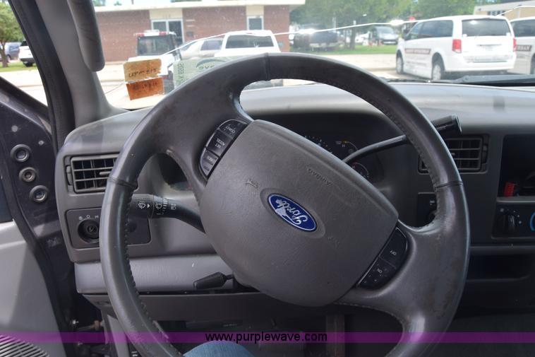 image for item K6505 2003 Ford F250 Super Duty Crew Cab pickup truck