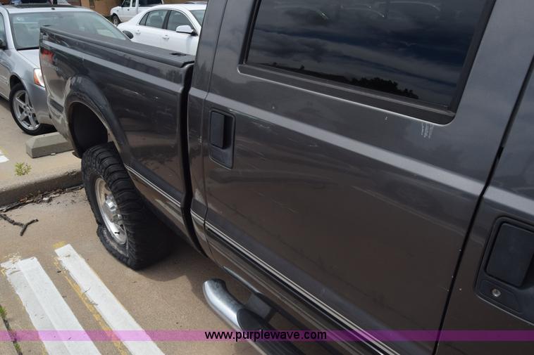 image for item K6505 2003 Ford F250 Super Duty Crew Cab pickup truck