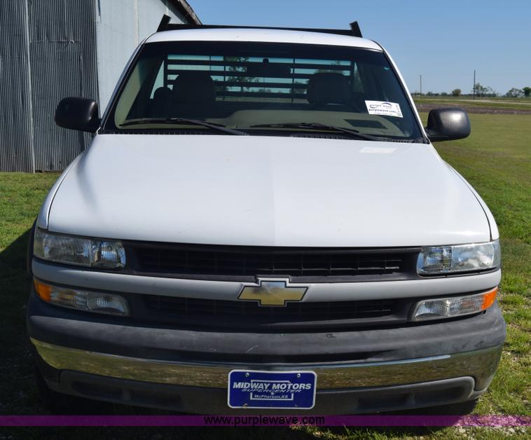 image for item K6706 2002 Chevrolet Silverado 2500 flatbed pickup truck