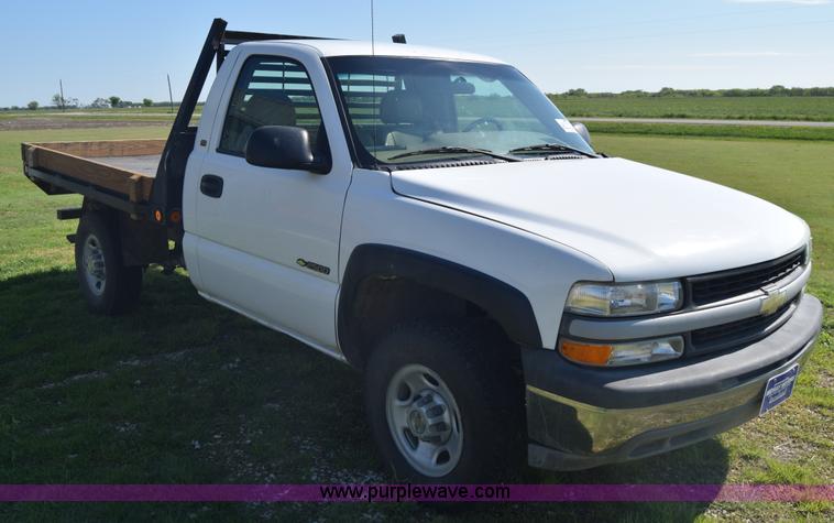 image for item K6706 2002 Chevrolet Silverado 2500 flatbed pickup truck