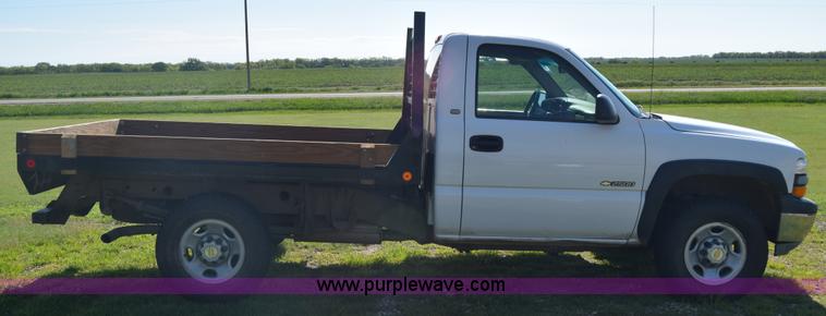 image for item K6706 2002 Chevrolet Silverado 2500 flatbed pickup truck