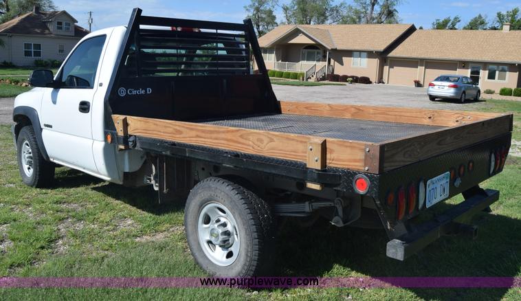 image for item K6706 2002 Chevrolet Silverado 2500 flatbed pickup truck
