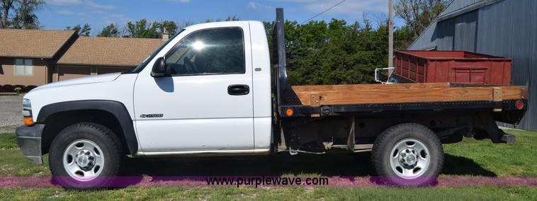 image for item K6706 2002 Chevrolet Silverado 2500 flatbed pickup truck