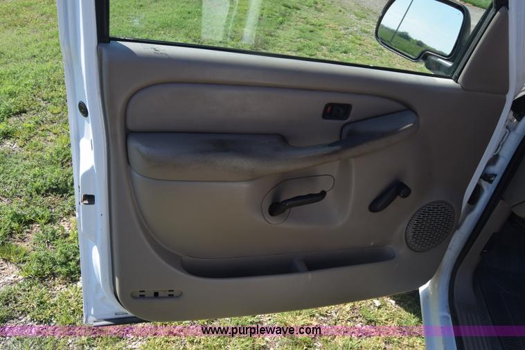 image for item K6706 2002 Chevrolet Silverado 2500 flatbed pickup truck