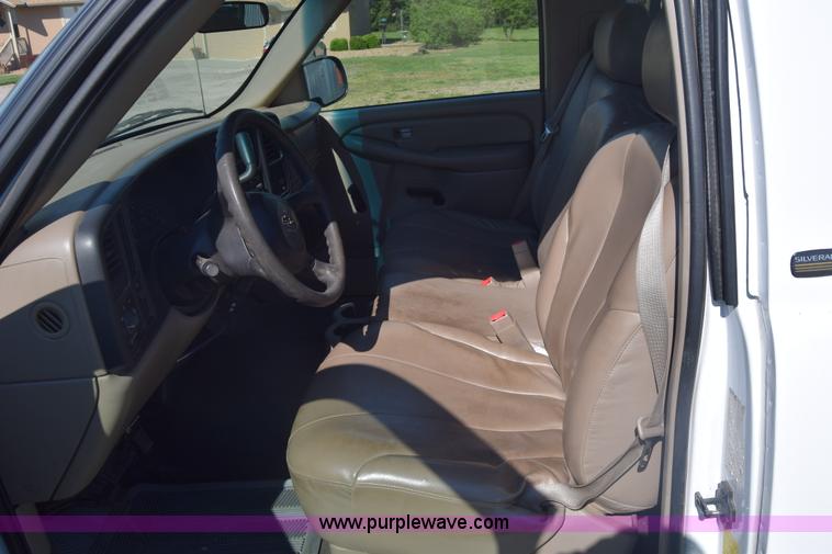 image for item K6706 2002 Chevrolet Silverado 2500 flatbed pickup truck