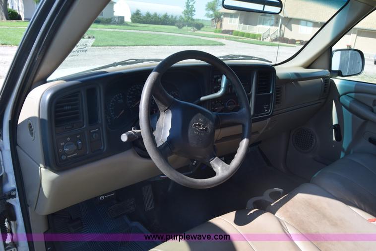 image for item K6706 2002 Chevrolet Silverado 2500 flatbed pickup truck