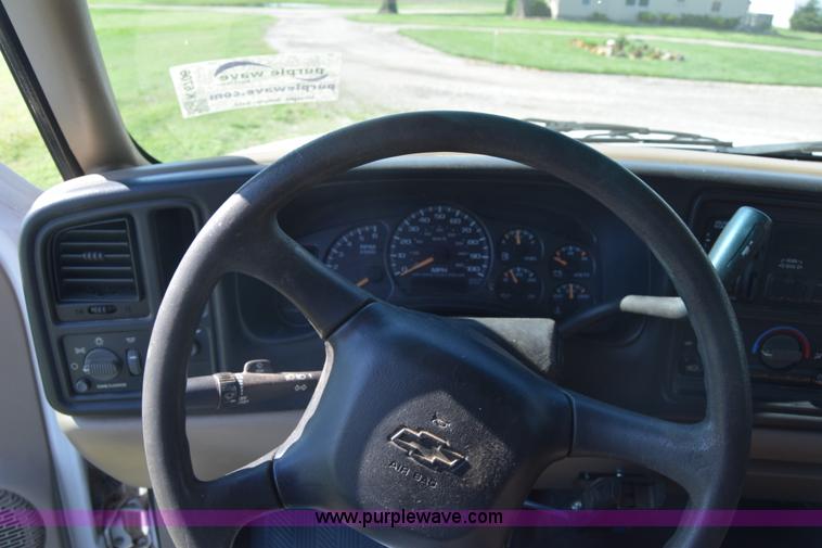 image for item K6706 2002 Chevrolet Silverado 2500 flatbed pickup truck