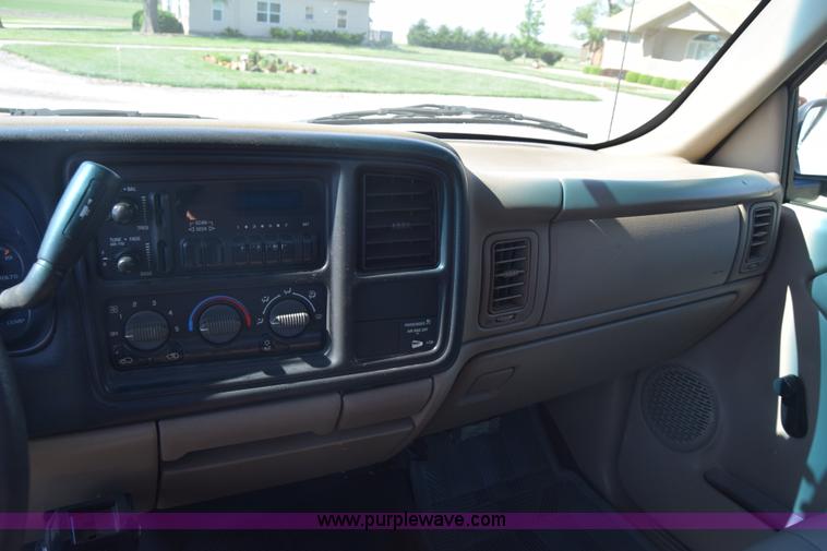 image for item K6706 2002 Chevrolet Silverado 2500 flatbed pickup truck