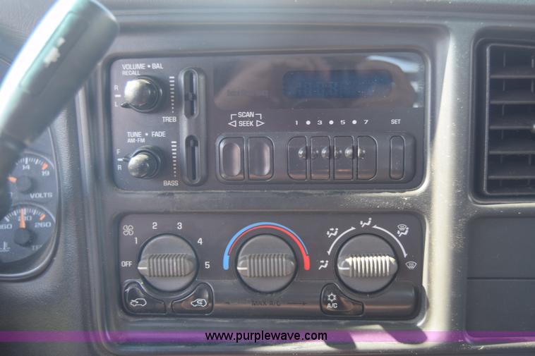 image for item K6706 2002 Chevrolet Silverado 2500 flatbed pickup truck