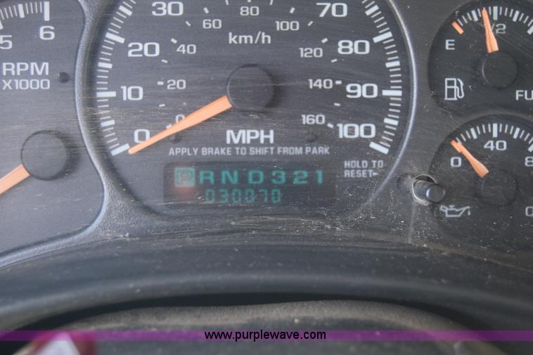 image for item K6706 2002 Chevrolet Silverado 2500 flatbed pickup truck