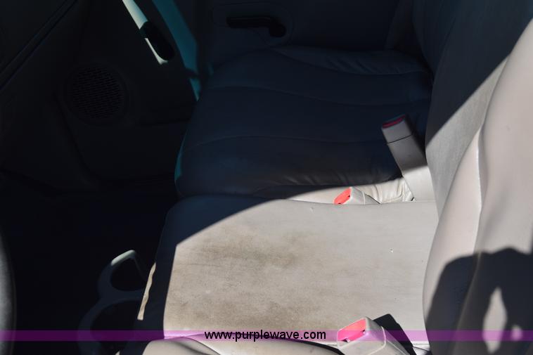 image for item K6706 2002 Chevrolet Silverado 2500 flatbed pickup truck