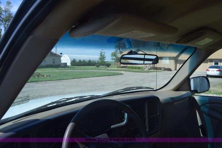 image for item K6706 2002 Chevrolet Silverado 2500 flatbed pickup truck