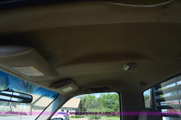 image for item K6706 2002 Chevrolet Silverado 2500 flatbed pickup truck