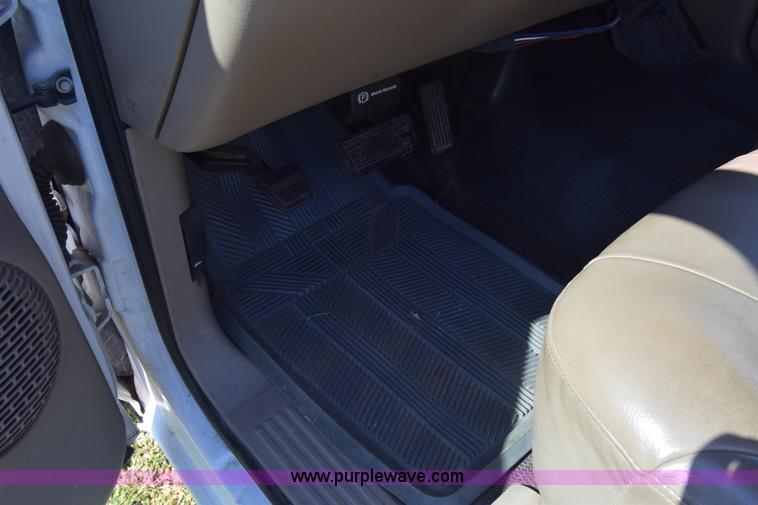 image for item K6706 2002 Chevrolet Silverado 2500 flatbed pickup truck