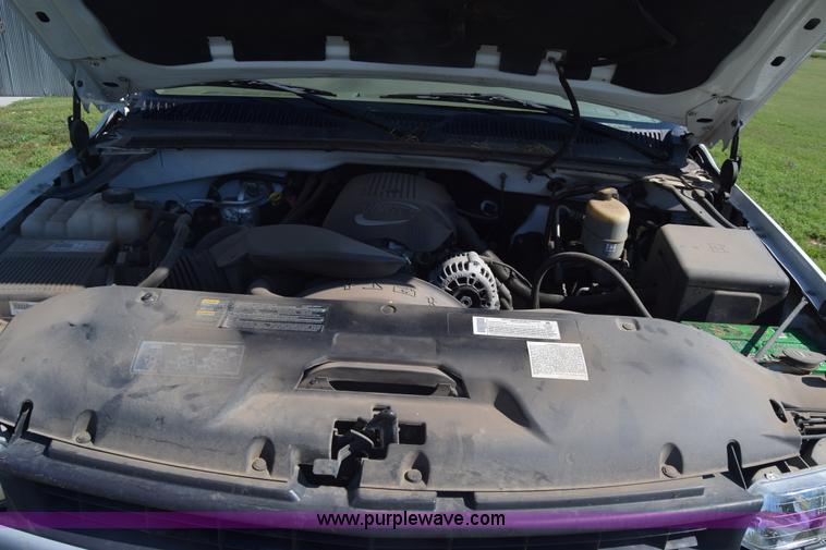 image for item K6706 2002 Chevrolet Silverado 2500 flatbed pickup truck