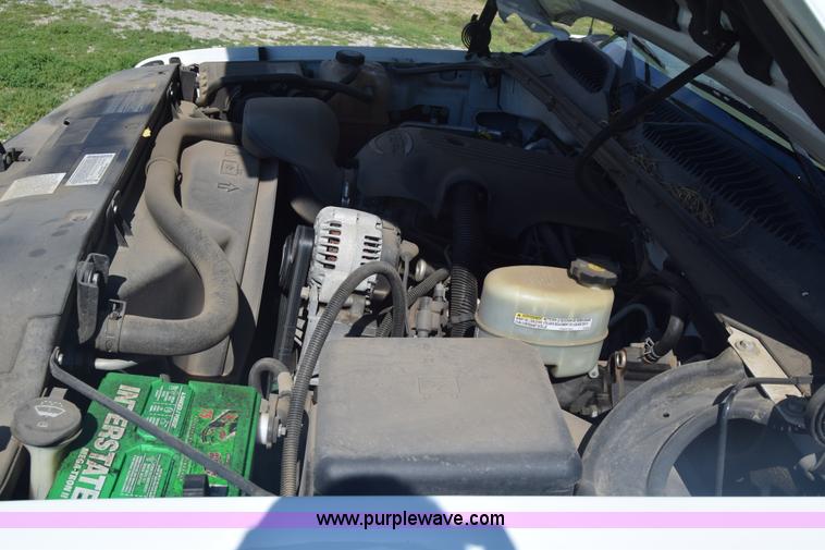 image for item K6706 2002 Chevrolet Silverado 2500 flatbed pickup truck