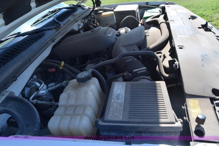 image for item K6706 2002 Chevrolet Silverado 2500 flatbed pickup truck