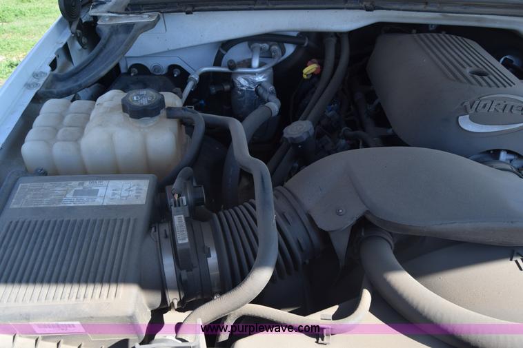 image for item K6706 2002 Chevrolet Silverado 2500 flatbed pickup truck