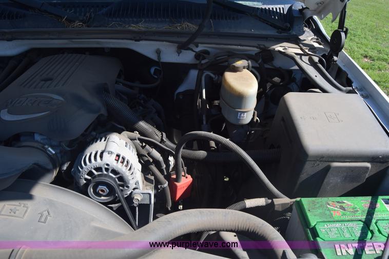 image for item K6706 2002 Chevrolet Silverado 2500 flatbed pickup truck