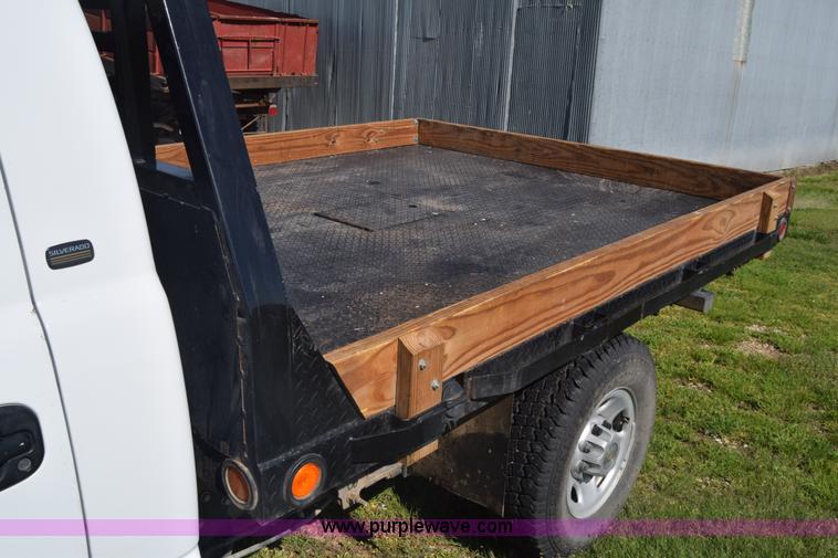 image for item K6706 2002 Chevrolet Silverado 2500 flatbed pickup truck