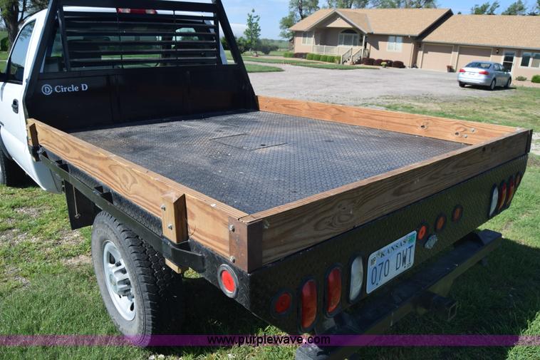 image for item K6706 2002 Chevrolet Silverado 2500 flatbed pickup truck