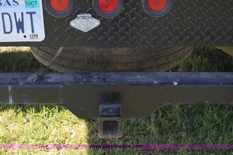 image for item K6706 2002 Chevrolet Silverado 2500 flatbed pickup truck