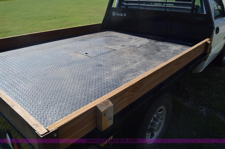 image for item K6706 2002 Chevrolet Silverado 2500 flatbed pickup truck