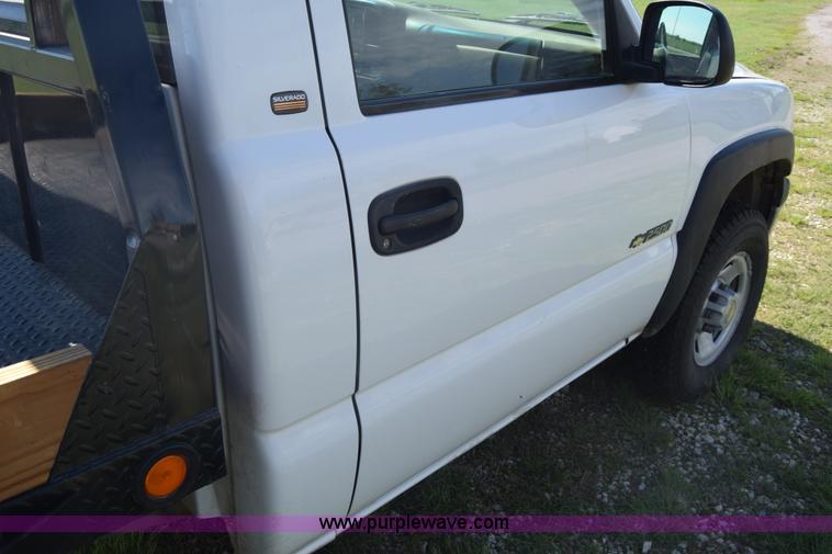 image for item K6706 2002 Chevrolet Silverado 2500 flatbed pickup truck